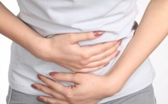 A dor no abdômen é um dos primeiros sintomas de infecção por vermes. 