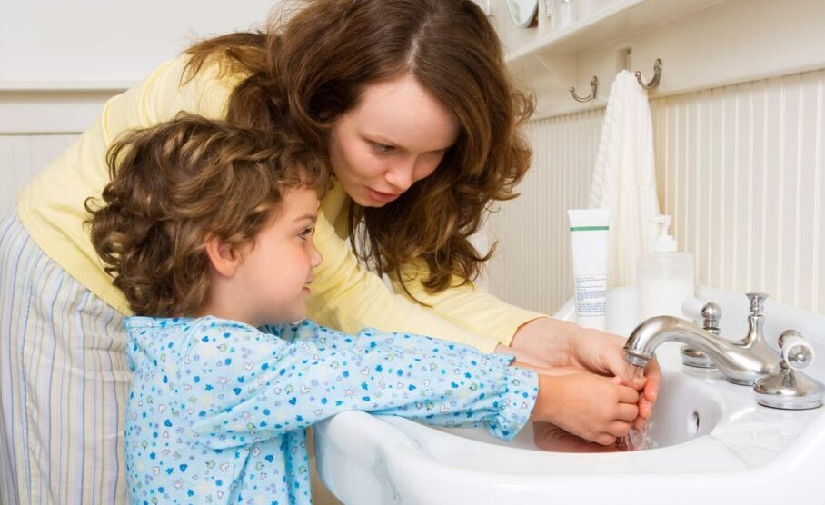 Para evitar a entrada de vermes no corpo da criança, você deve seguir as regras de higiene