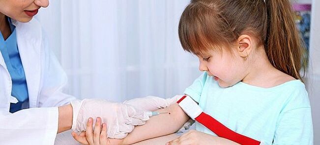 amostragem de sangue para a análise de vermes em uma criança