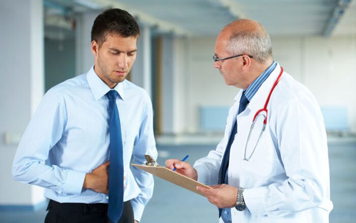 O médico aconselha o paciente