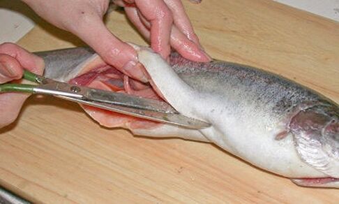 Cortar cuidadosamente o peixe em uma tábua de corte pessoal protegerá contra infecções parasitárias